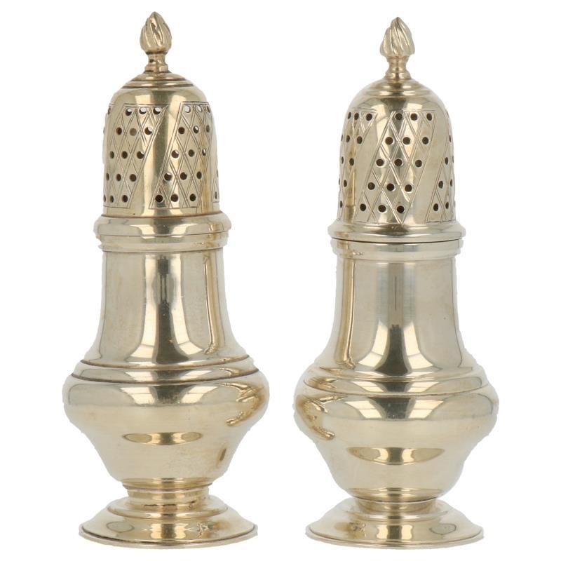 Specerijenstrooier baluster vormig met dikke buik en gegraveerde strooidop zilver.