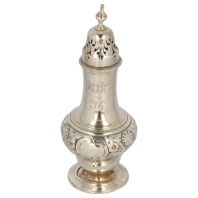 Specerijenstrooier smal model met bolle buik versierd met bloemen en schelpen, parelrand en ajour opengewerkte strooidop zilver.