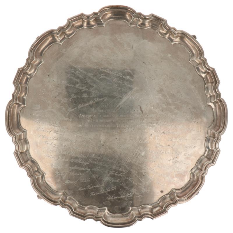 Cabaret met licht opstaande geschulpte rand op 4 scroll pootjes gegraveerd met namen zilver.