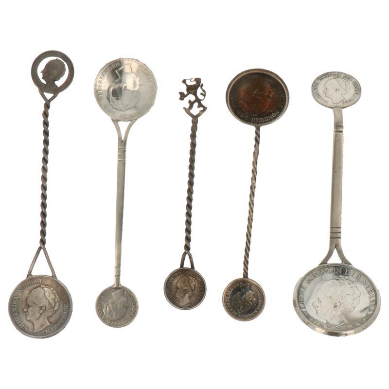 (5) Delig lot muntlepeltjes zilver.
