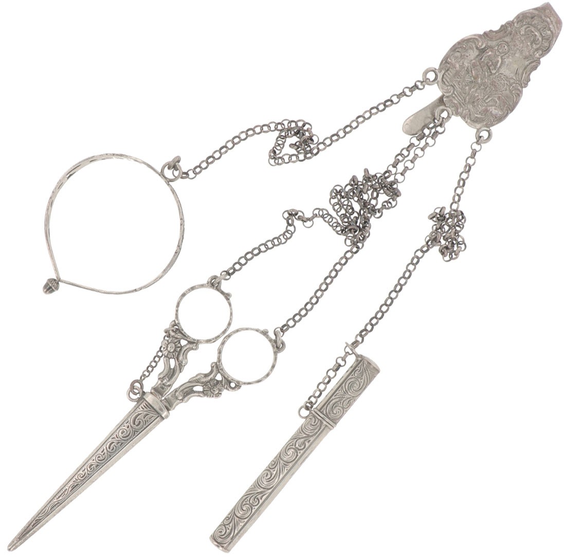 (4) Delige chatelaine set zilver.