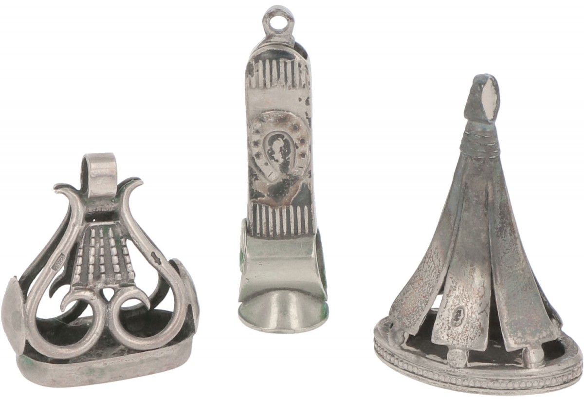 (3) Delig lot chatelaine hangers zilver.