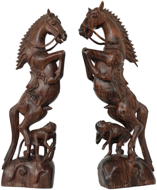 (2x) Steigerende paarden met aapjes.