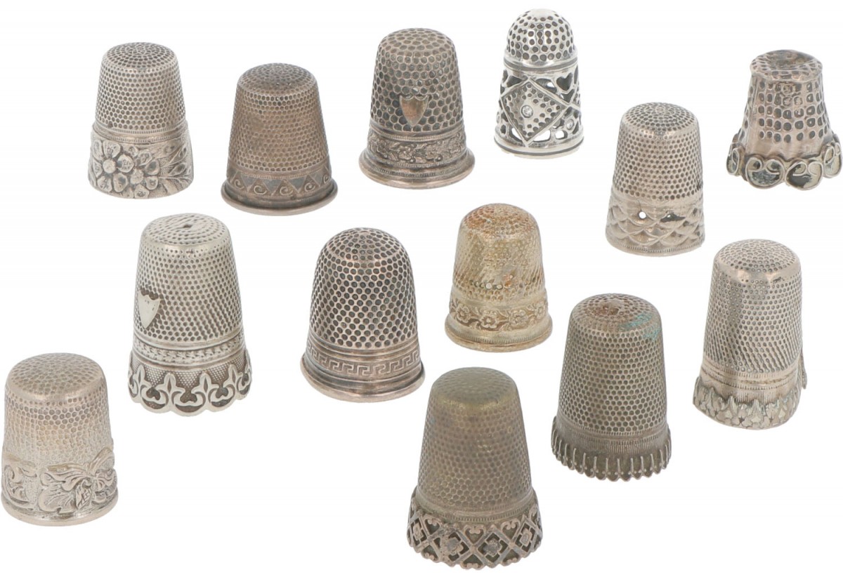 (13) Delig lot vingerhoedjes zilver.