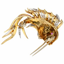 Geelgouden broche van een vis met sluierstaart, met ca. 1.44 ct. diamant, natuurlijke robijn en cloisonné emaille - 18 kt.