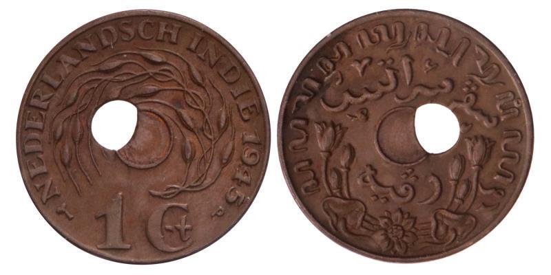 Nederlands-Indië 1 cent 1945 met excentrisch gat. Zeer Fraai +.