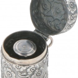 Vingerhoed doosje zilver.