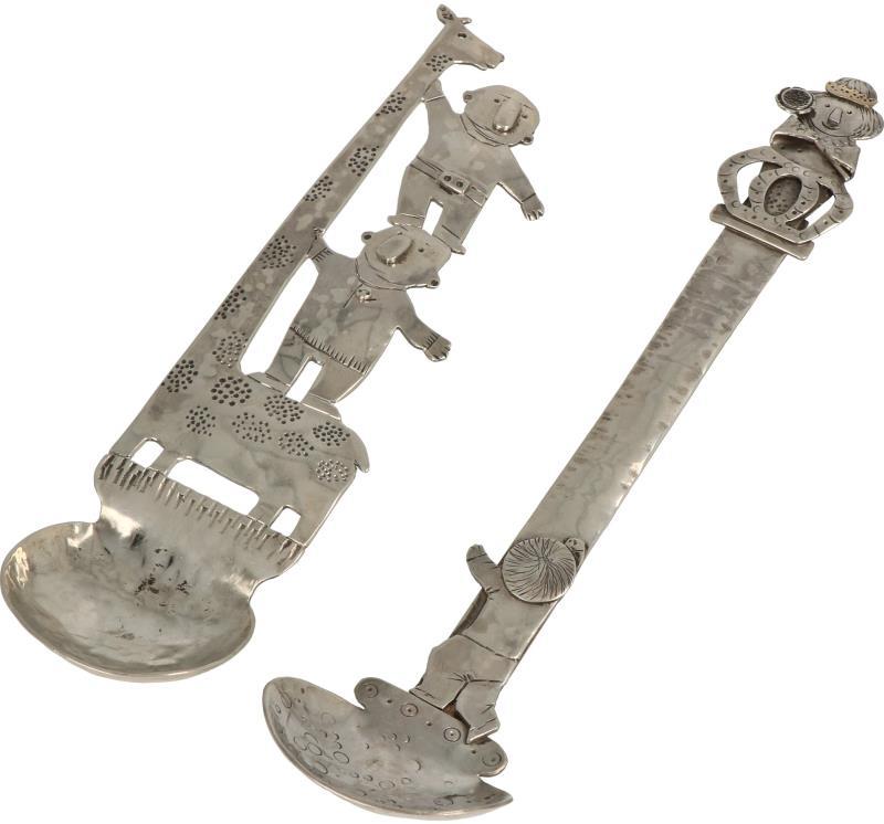 (2) Lepels zilver.