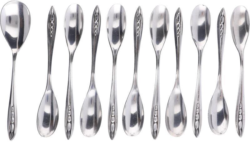 (11) Lepels zilver.