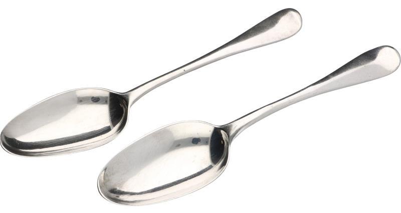 (2) Lepels zilver.