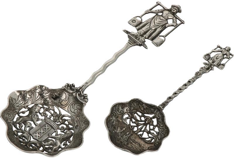 (2) Lepels zilver.
