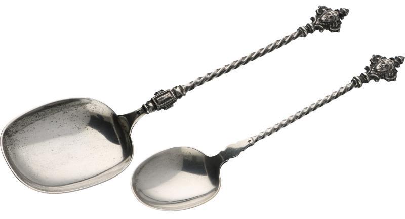 (2) Lepels zilver.