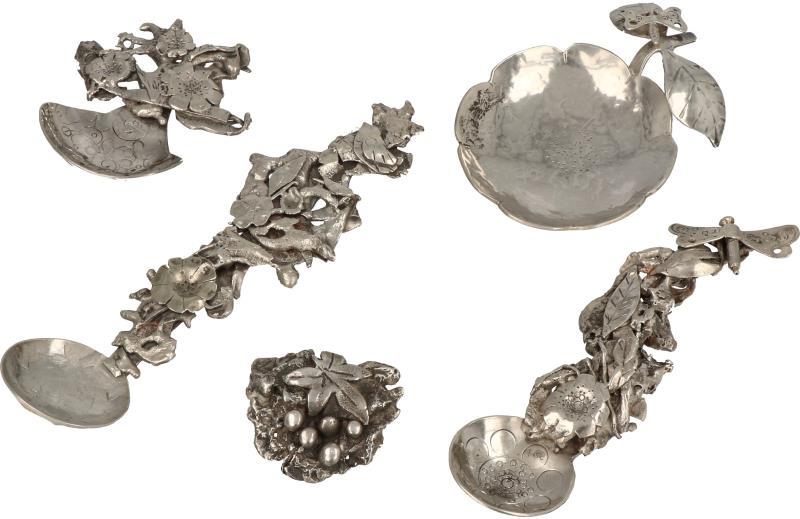 (4) Lepels en een broche zilver.