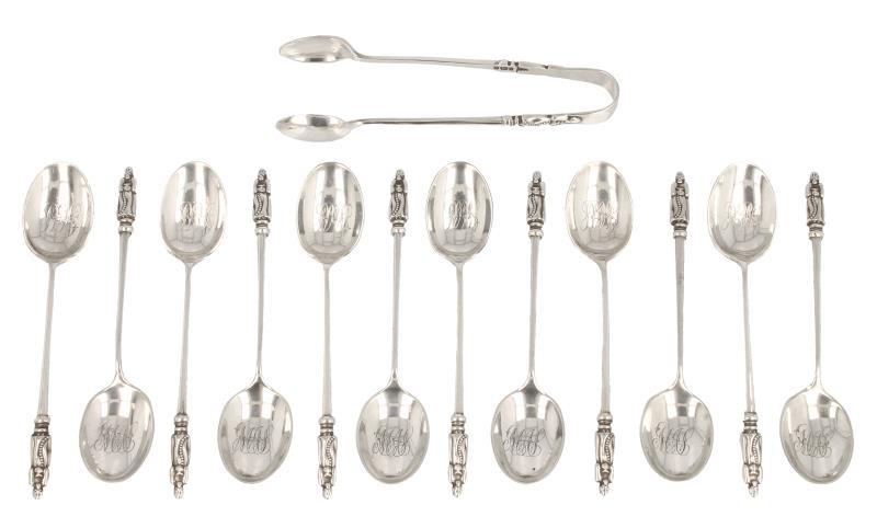 (12) Lepels en een klontjestang zilver.