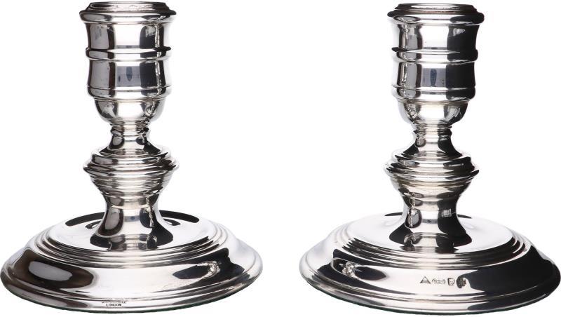 (2) Kandelaars zilver.