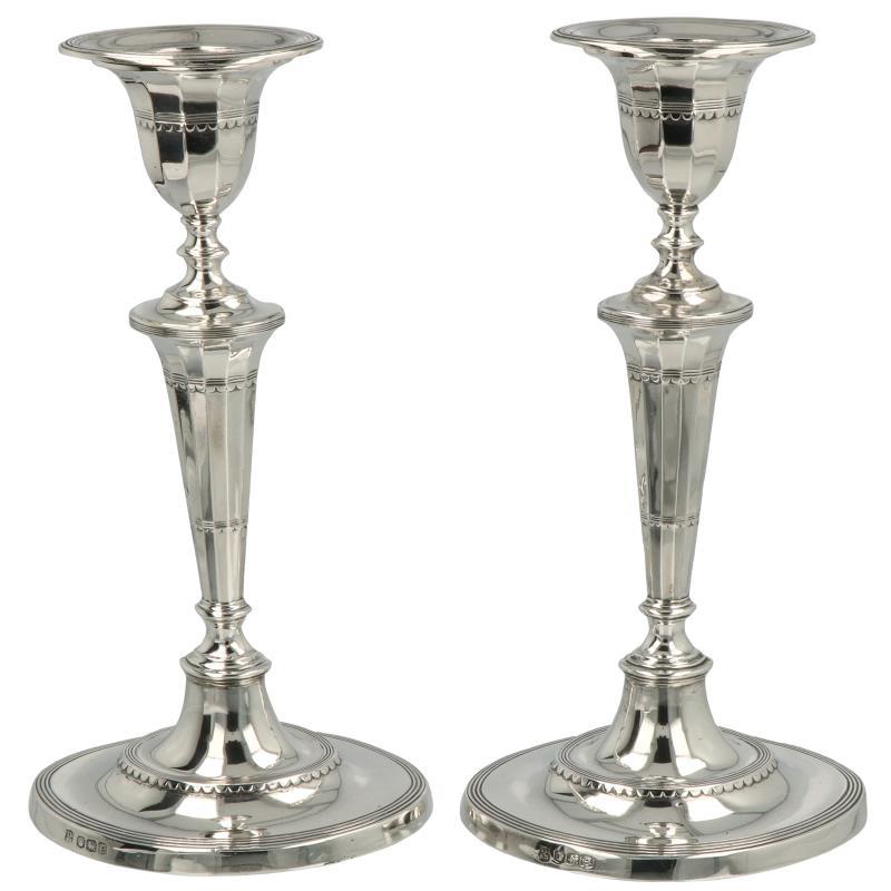 (2) Kandelaars zilver.