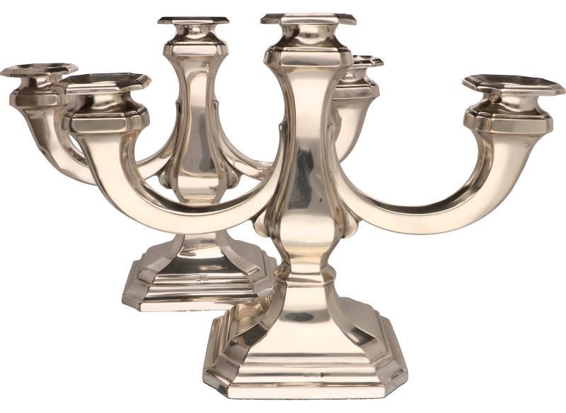 (2) Drie-lichts kandelaars zilver.