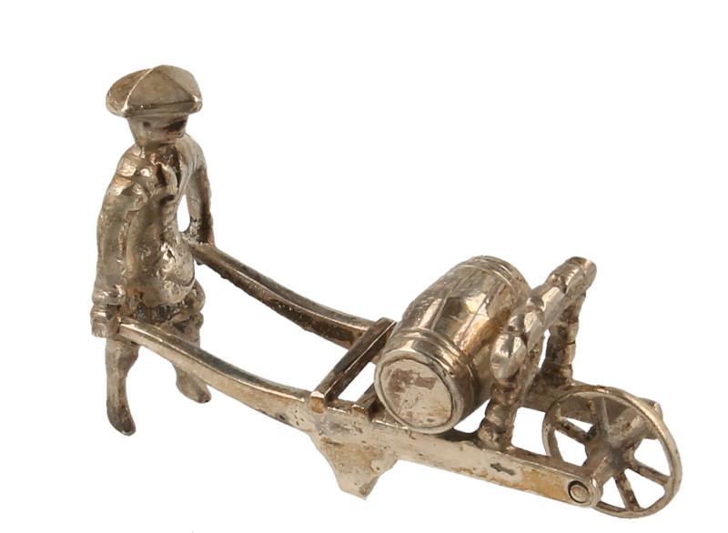 Miniatuur man met kruiwagen zilver.