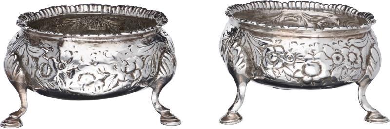 (2) Zoutvaten zilver.