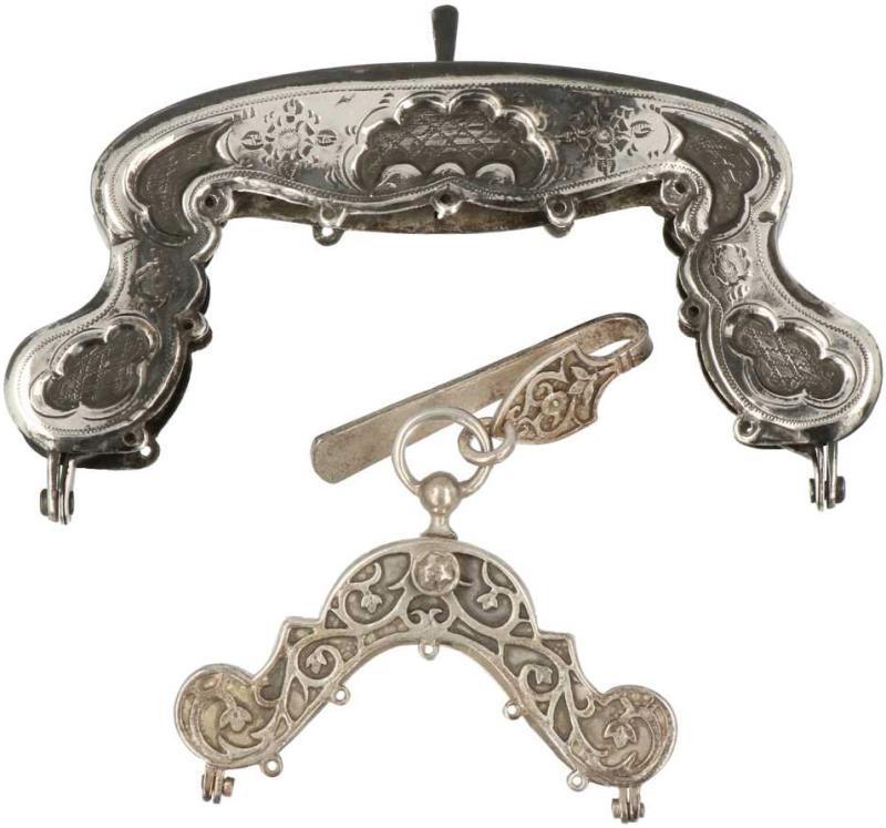 (2) Tasbeugels zilver.