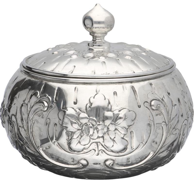 Dekseldoos zilver.