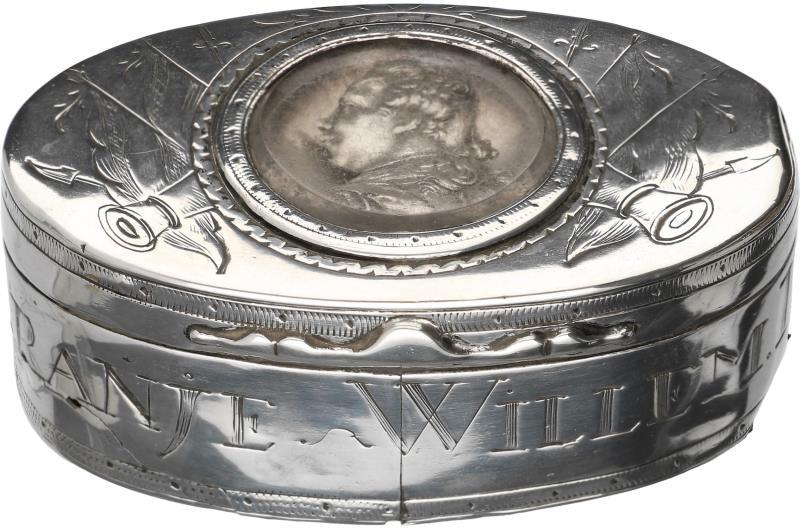 Dekseldoosje zilver.