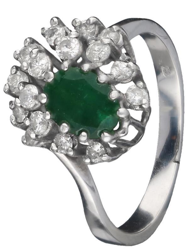 Entourage ring witgoud, ca. 0,48 ct. diamant en smaragd - 18 kt.