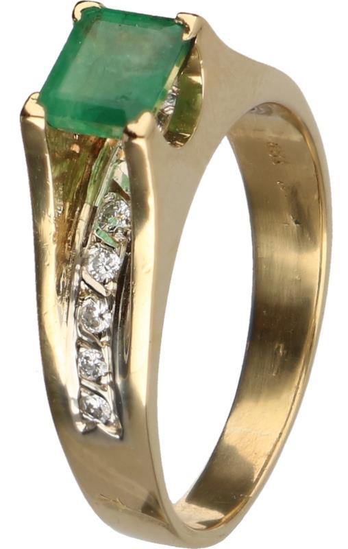 Shoulder ring geelgoud, ca. 0,11 ct. diamant en smaragd - 18 kt.