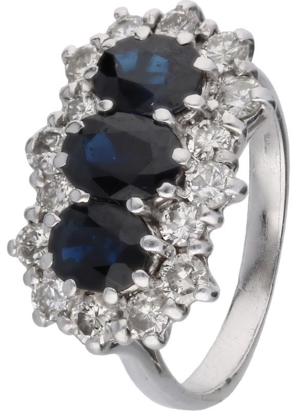 Entourage ring witgoud, ca. 0,7 ct. diamant en saffier - 18 kt.