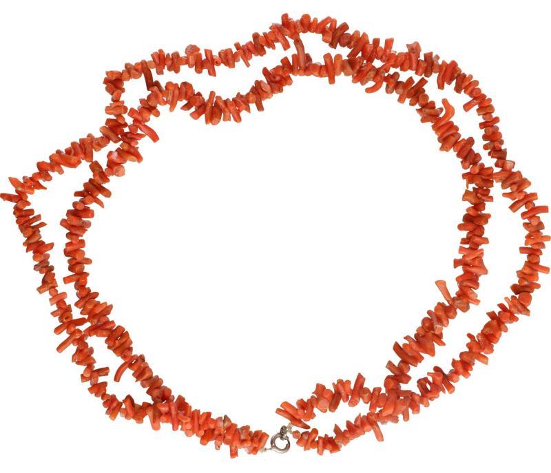 Antiek collier, bloedkoraal.