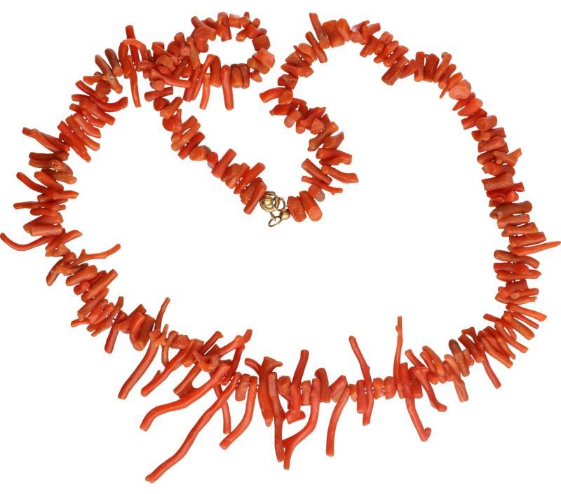 Antiek collier, bloedkoraal.