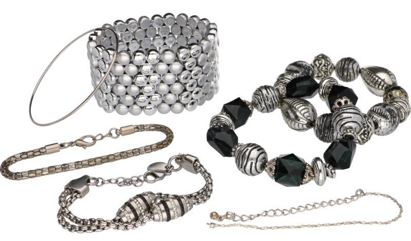 Lot armbanden.
