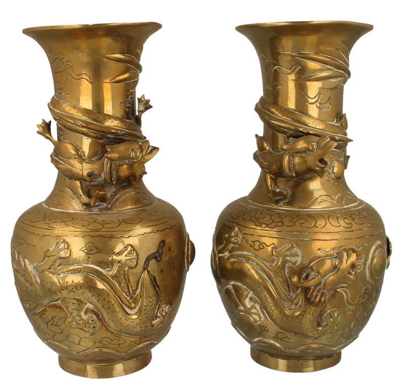 (2) Bronzen vazen.