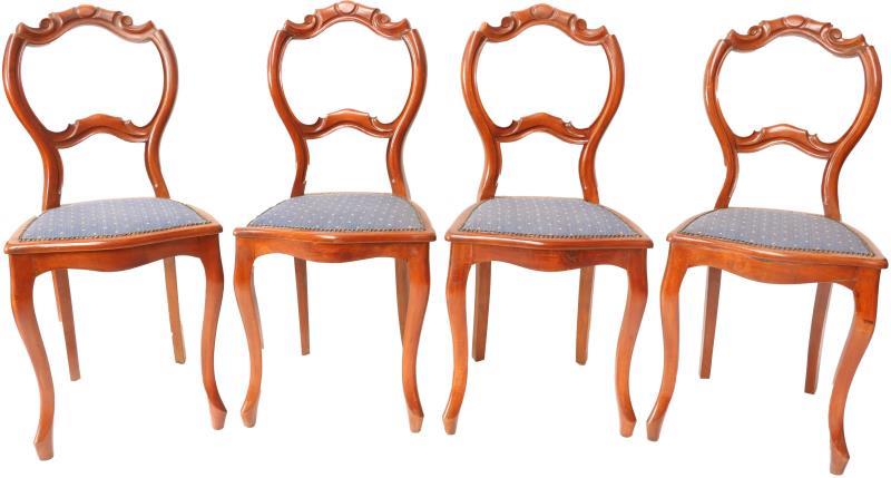 (4) Stoelen.