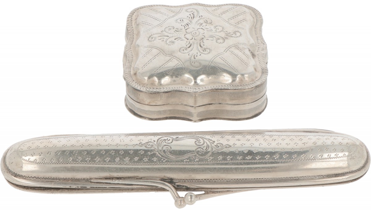 (2) Delig lot doosjes zilver.