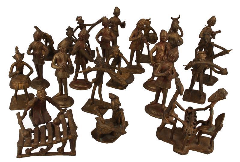 (23) Bronzen figuren.