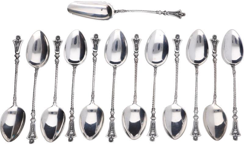 (13) Lepels zilver.