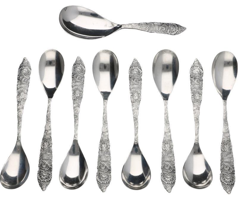 (8) Theelepels en een theeduim zilver.