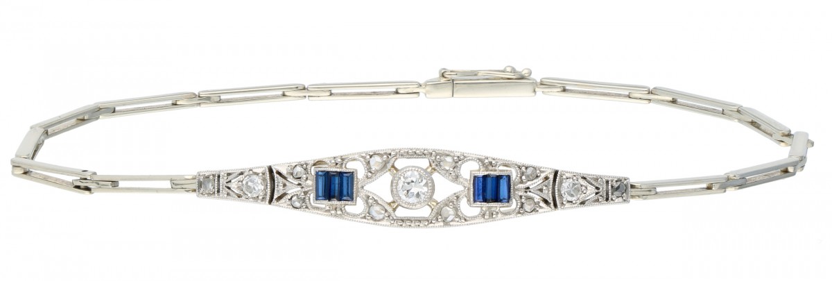 Witgouden Art Deco open gewerkte armband, met ca. 0.15 ct. diamant en natuurlijke saffier - 18 kt.