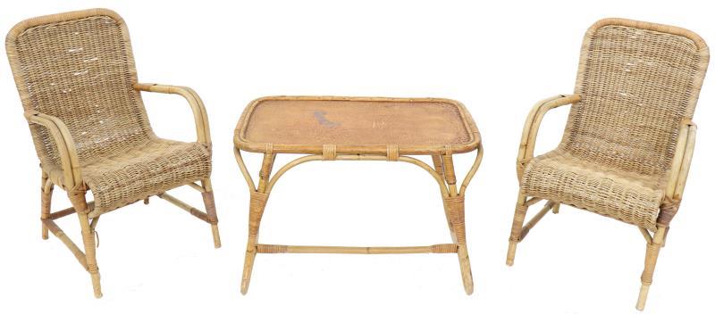 Rotan tafeltje met twee (kinder) stoeltjes.