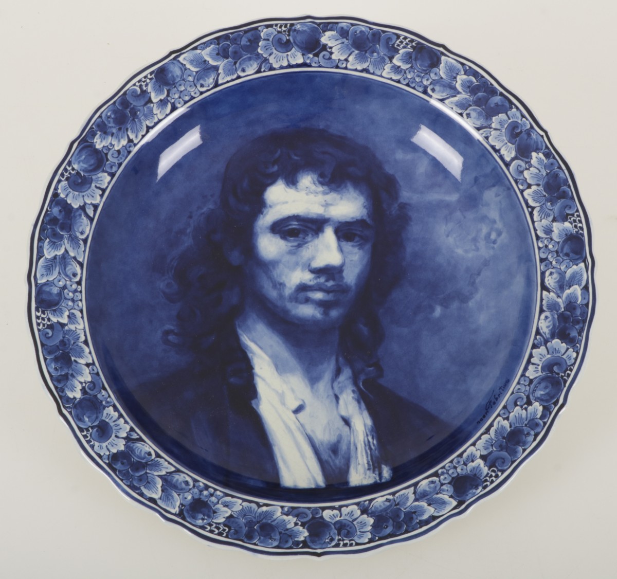 Een aardewerken schotel, voorstelling naar het zelfportret van Carel Fabritius (Middenbeemster 1622 - 1654 Delft). De Porceleyne Fles, Nederland, 20e eeuw.