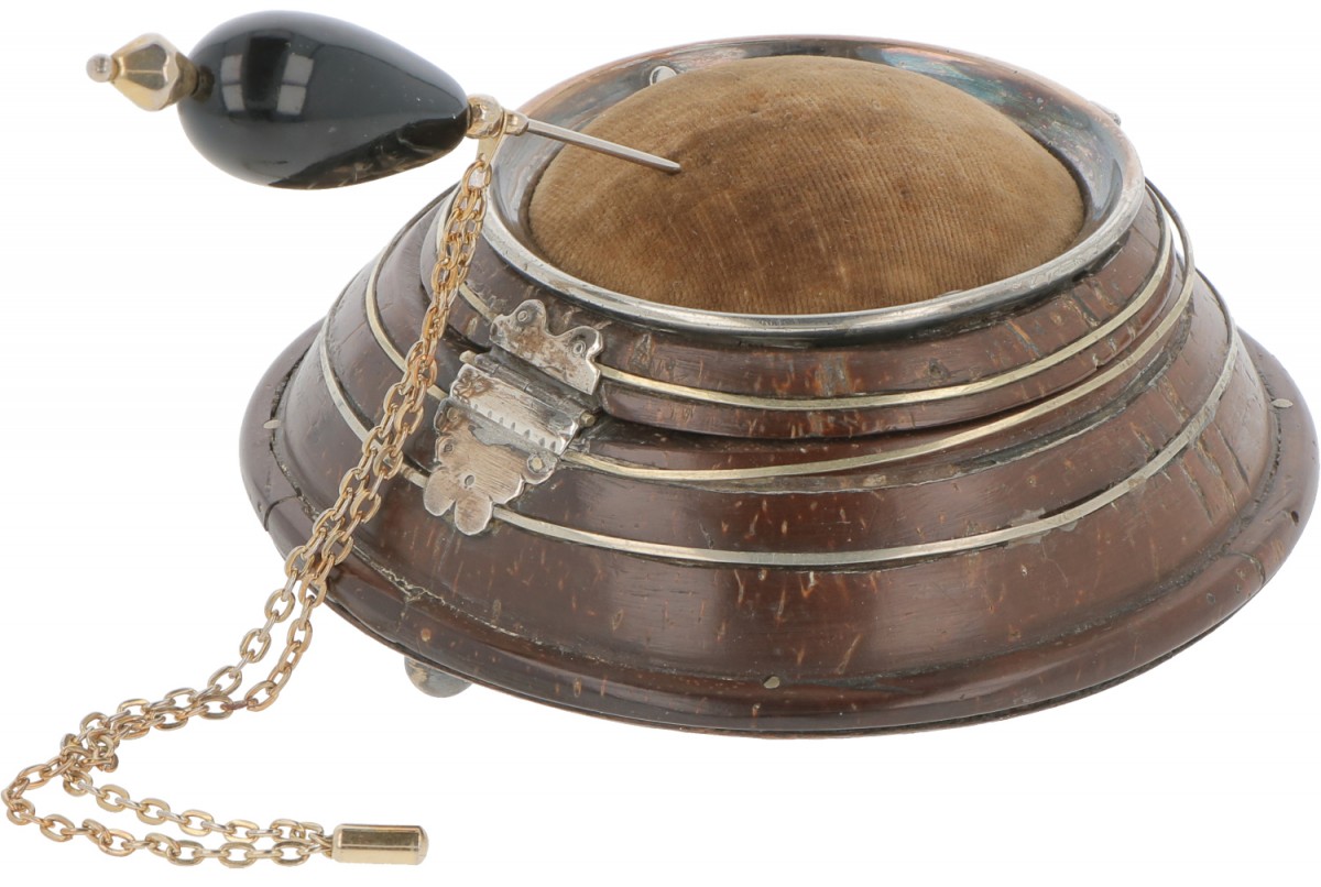 Speldenkussen met hoedenspeld zilver.