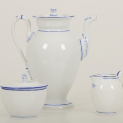 Een porseleinen koffiepot en roomstel. Meissen, 20e eeuw.