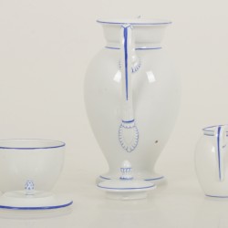 Een porseleinen koffiepot en roomstel. Meissen, 20e eeuw.