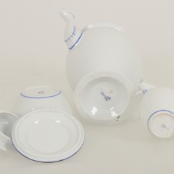 Een porseleinen koffiepot en roomstel. Meissen, 20e eeuw.