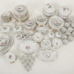 Een (140)-delig lot Fürstenberg porseleinen servies waaronder botervloten, dinerborden, dekschalen en een sausboot. Duitsland, 20e eeuw.