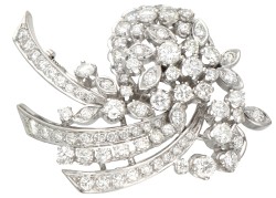 18K Witgouden retro broche bezet met ca. 4.10 ct. diamant.