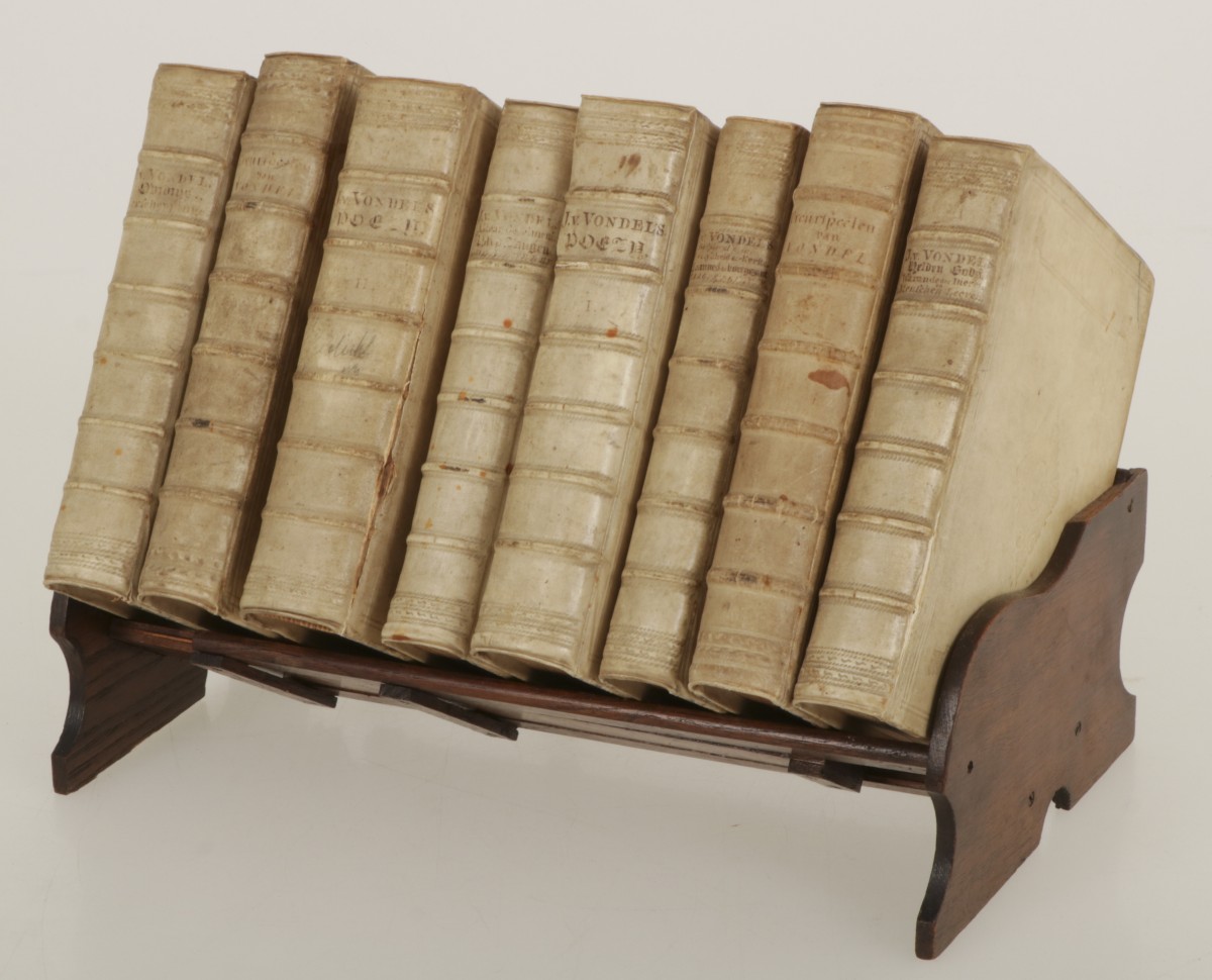 Een acht-delige serie boeken, Joost van den Vondel, daarbij een eiken boekenschuif, Holland, 17e eeuw.