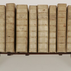 Een acht-delige serie boeken, Joost van den Vondel, daarbij een eiken boekenschuif, Holland, 17e eeuw.