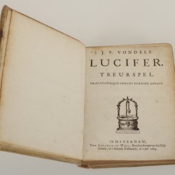 Een acht-delige serie boeken, Joost van den Vondel, daarbij een eiken boekenschuif, Holland, 17e eeuw.